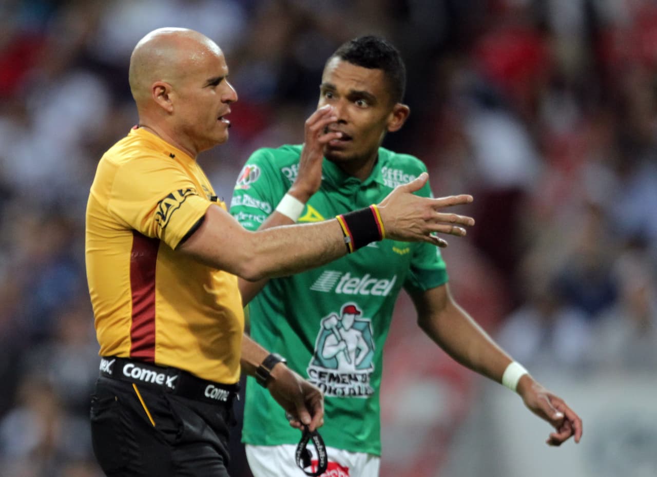 Luego de la revisión en el VAR el árbitro Fernando Chacón (izquierda) decretó el penal a favor de Monterrey.