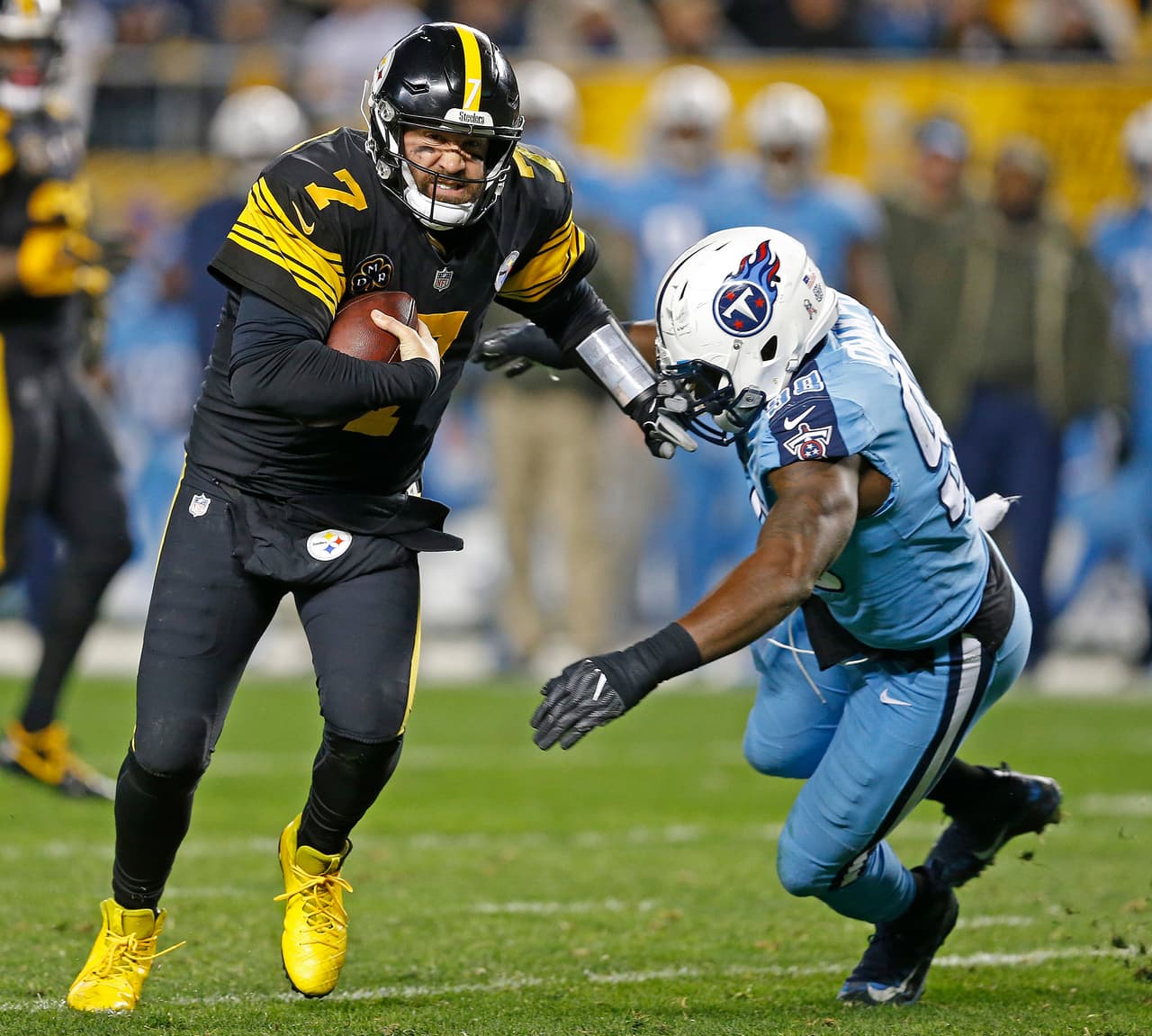 Pittsburgh Steelers quarterback Ben Roethlisberger (7) scrambles past Tennessee Titans outside linebacker Brian Orakpo (98) during the first half of an NFL football game in Pittsburgh, Thursday, Nov. 16, 2017. (AP Photo/Keith Srakocic)