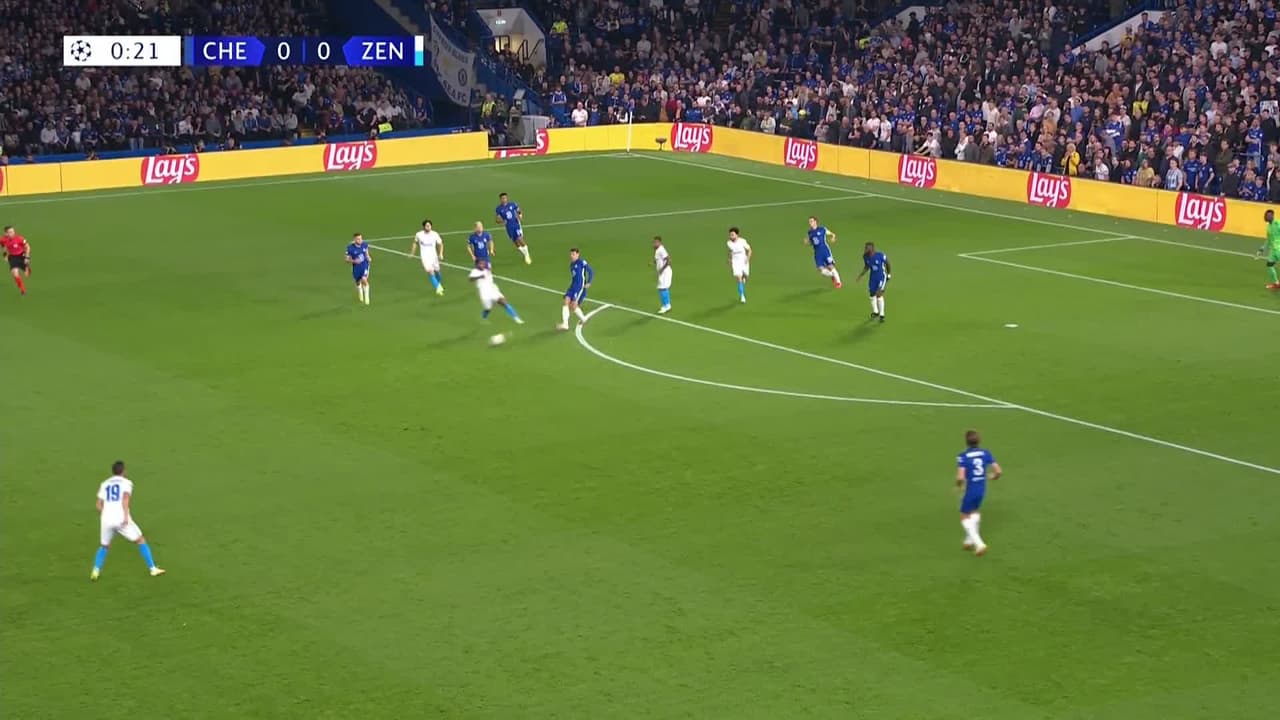 Arranca el partido y la pelota está en juego.