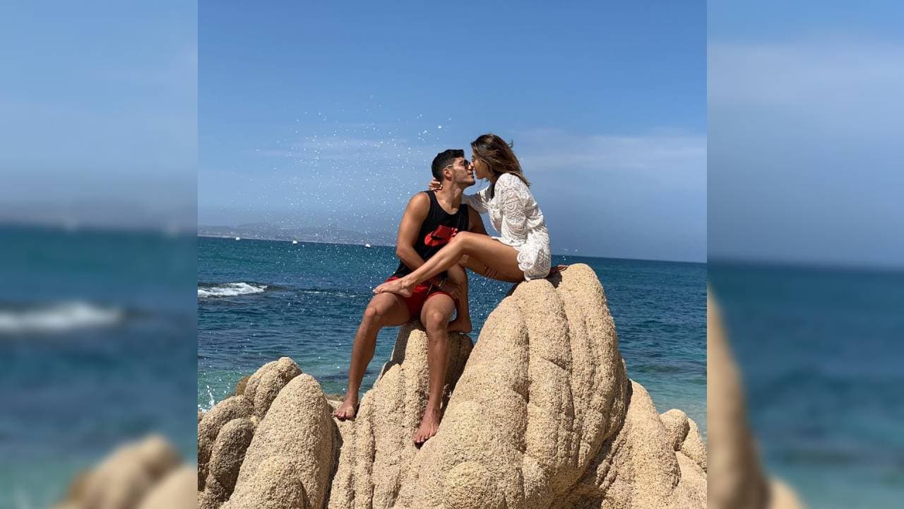 Raúl Jiménez, como buen mexicano, no puede resistirse a la tranquilidad de las playas.