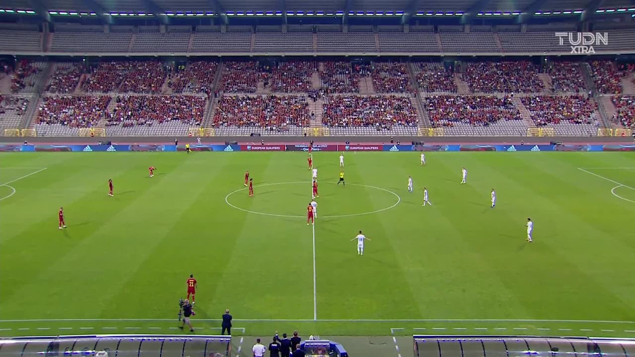 Arranca el partido y la pelota está en juego.