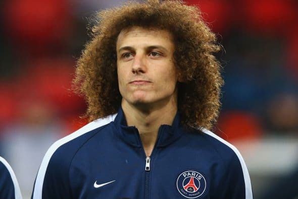 David Luiz pinta su propia linea en el juego ante Chelsea