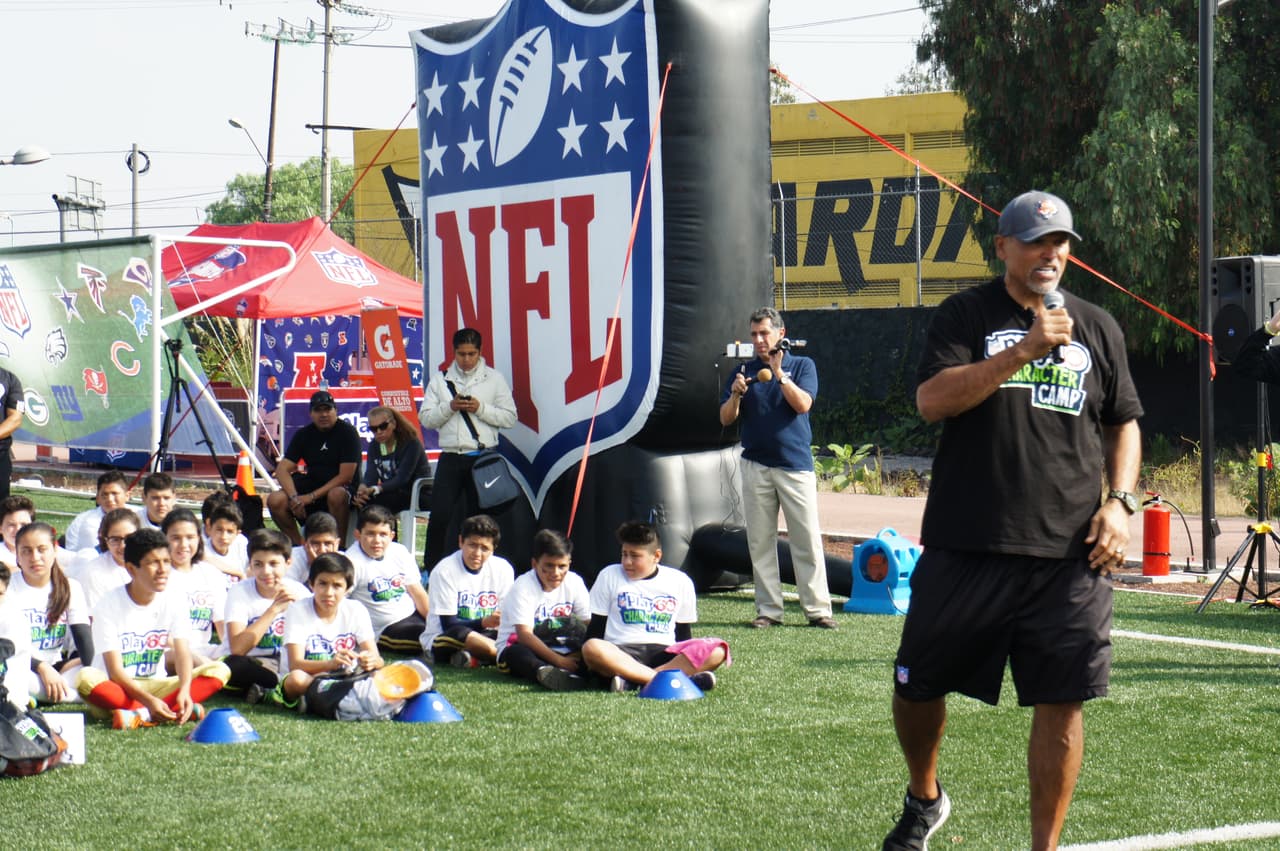 El sábado 7 de noviembre, el programa de Responsabilidad Social de la NFL México realizó la Clínica Play 60 Character Camp que tuvo lugar en el Deportivo Alfredo Harp Helú de la Universidad Nacional Autónoma de México donde estuvieron presentes alrededor de 300 niños y niñas de entre 6-12 años. Como invitado especial asistió el ex jugador de los Bengals de Cincinnati Anthony Muñoz.