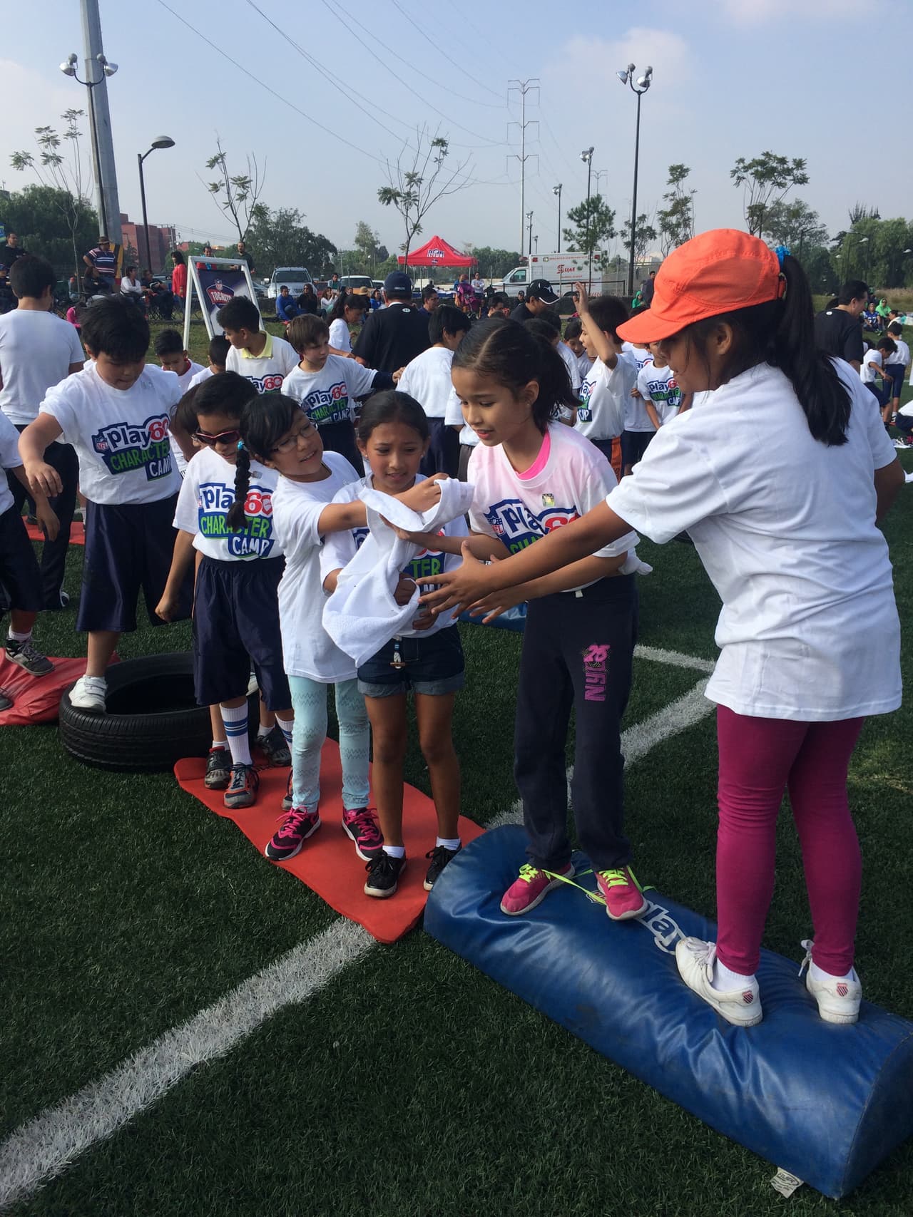 El sábado 7 de noviembre, el programa de Responsabilidad Social de la NFL México realizó la Clínica Play 60 Character Camp que tuvo lugar en el Deportivo Alfredo Harp Helú de la Universidad Nacional Autónoma de México donde estuvieron presentes alrededor de 300 niños y niñas de entre 6-12 años. Como invitado especial asistió el ex jugador de los Bengals de Cincinnati Anthony Muñoz.