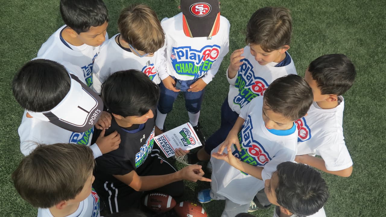 El sábado 7 de noviembre, el programa de Responsabilidad Social de la NFL México realizó la Clínica Play 60 Character Camp que tuvo lugar en el Deportivo Alfredo Harp Helú de la Universidad Nacional Autónoma de México donde estuvieron presentes alrededor de 300 niños y niñas de entre 6-12 años. Como invitado especial asistió el ex jugador de los Bengals de Cincinnati Anthony Muñoz.