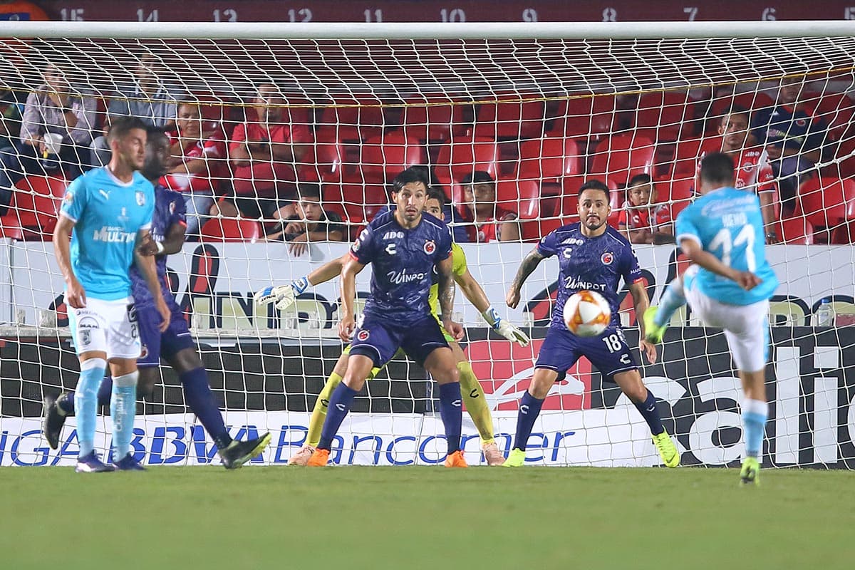 Daniel Villalba (derecha) intentó descontar, pero la defensa de Veracruz parecía resistir todos los intentos de Gallos Blancos.