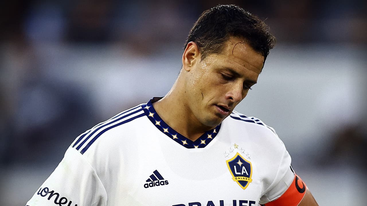 Chicharito se disculpa por video de la bandera de México