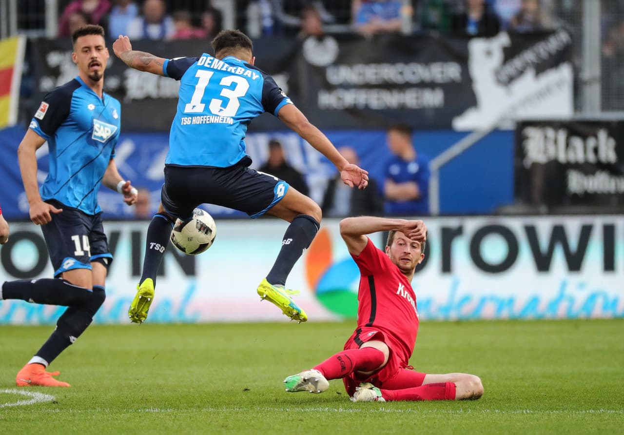 David Abraham, acá realizando una barrida, fue protagonista de una de las jugadas más polémicas de la tarde al anotar un gol que fue invalidado por aparante fuera de juego tras asistencias de Marco Fabián. Muy justo, pero el línea tenía la razon.