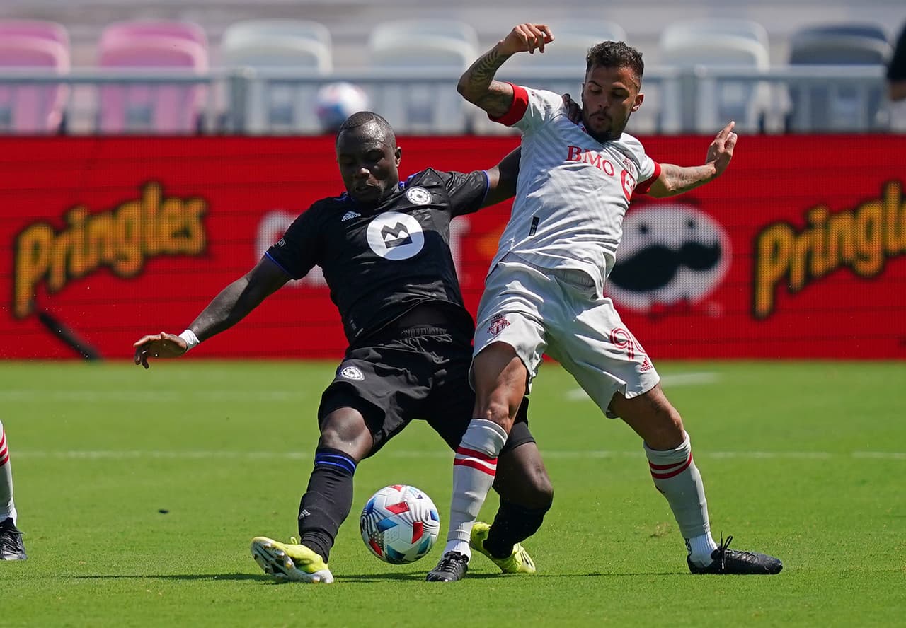 La batalla entre FC Montréal y Toronto FC comenzó a ganarse en la defensa. Allí se ganó un lugar Zachary Brault-Guillard.
<br>
<br>