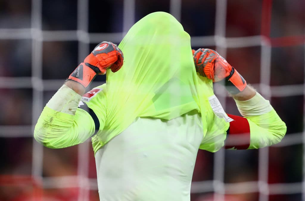 El arquero Oliver Baumann lamenta la derrota del Hoffenheim en el inicio de la temporada.
