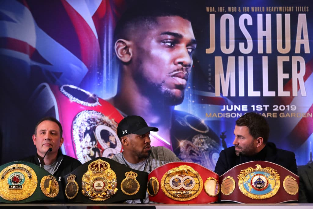 Pero todo se calmó. Aquí se ve a Joshua charlando con su promotor, el también británico Eddie Hearn (der).