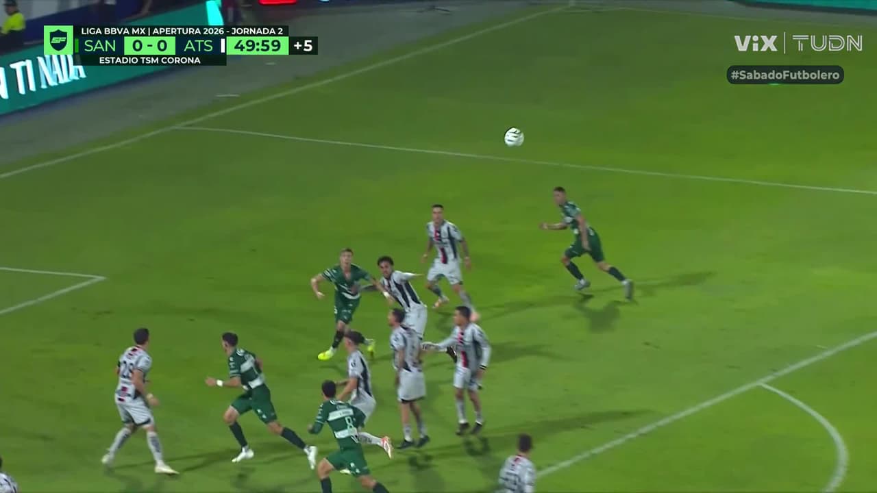 ¡Santos reclama penal! Fuerte polémica tras un aparente empujón en el área