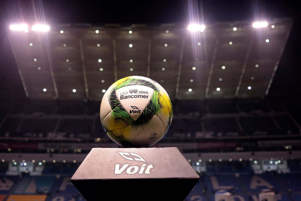 El balón preparado para rodar en el duelo entre Puebla y Cruz Azul.