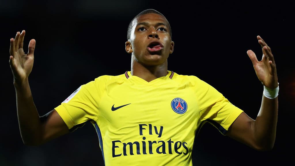 2) 
<b>Kylian Mbappé</b>. El cielo parece ser el límite del joven extremo derecho, internacional por Francia y monarca mundial. Con apenas 19 años, su carta ya vale 150 millones de euros.