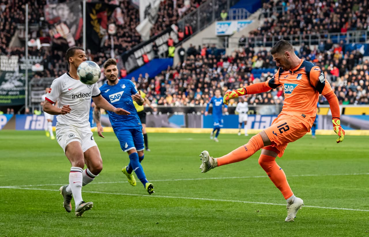 Dost (18’) abrió el marcador para Frankfurt, Stafylidis (48’) emparejó el encuentro y Chandler (62’) anotó el gol de la victoria.
