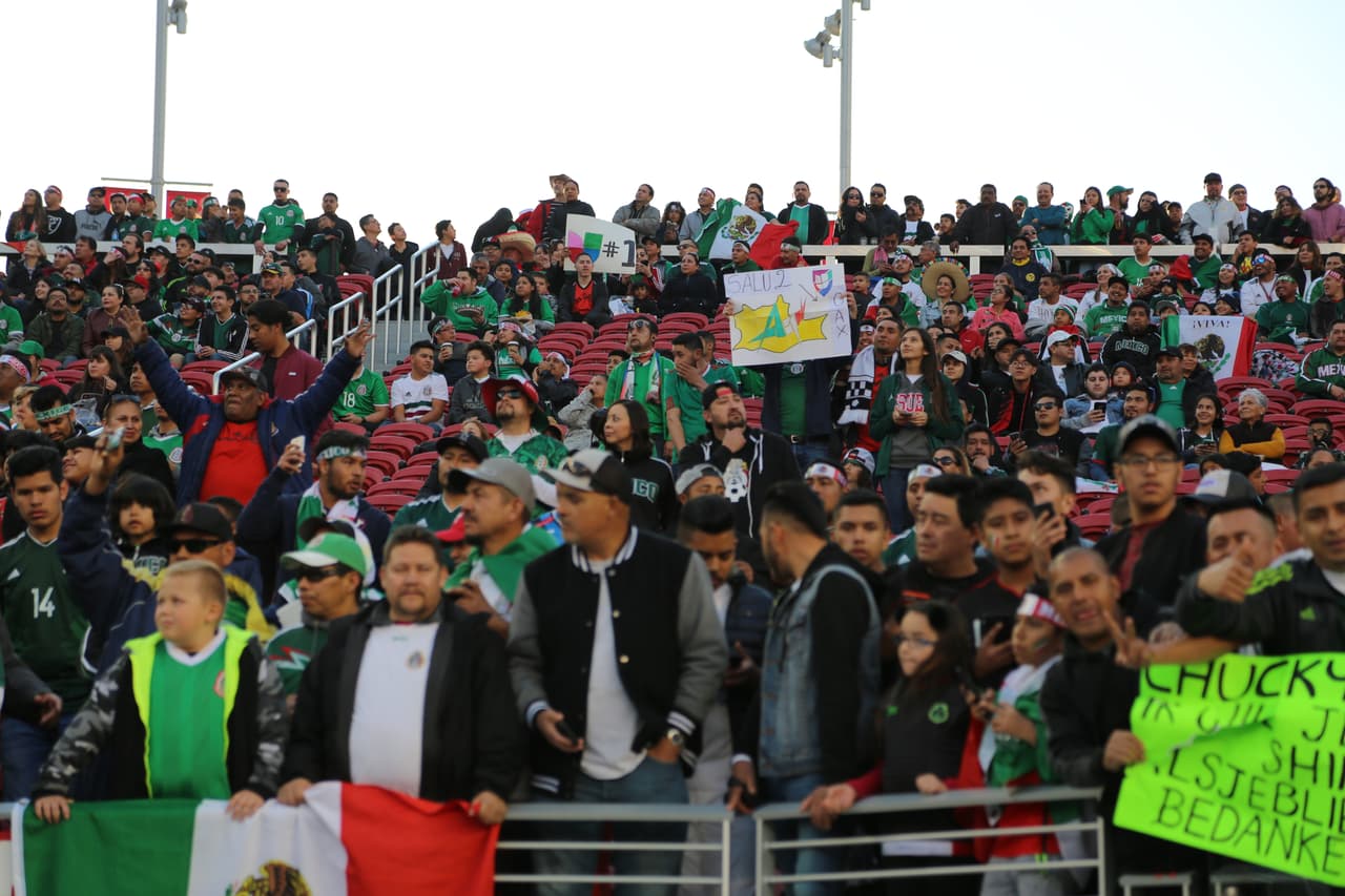 Seguimiento gráfico de los trabajos en cancha de los jugadores, las características del escenario y hasta la alegría de los asistentes en el Levi's Stadium en el partido de México contra Islandia.