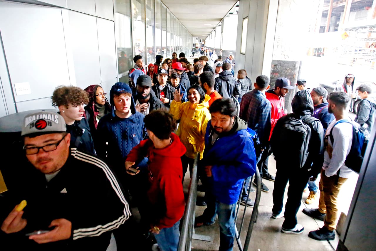 Con una inquebrantable fe de ver a su equipo campeón por primera vez, los aficionados de los Toronto Raptors se dejaron llegar de manera masiva a Scotiabank Arena para atestiguar historia. Aunque la duda se siembra ahora que está por regresar Kevin Durant para este Juego 5. Gran ambiente previo al quinto partido de las Finales de la NBA.