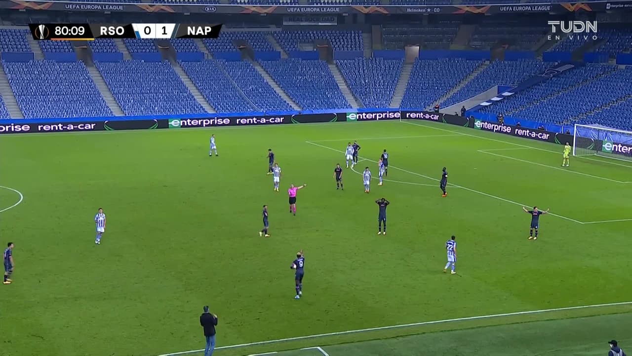 Tarjeta amarilla. El árbitro amonesta a Victor Osimhen de Napoli.