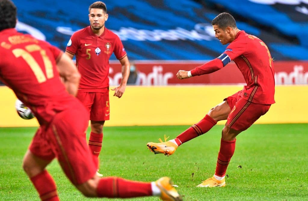 Cristiano Ronaldo anota el tanto número 100 con la selección de Portugal.