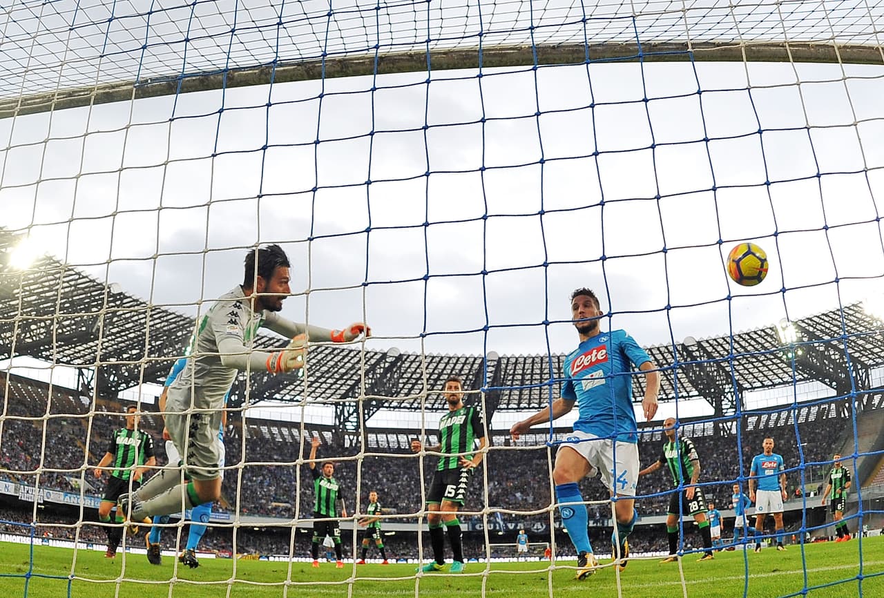 NAPLES, ITALY - OCTOBER 29: Player of SSC Napoli Dries Mertens scores the 3-1 goal during the Serie A match between SSC Napoli and US Sassuolo at Stadio San Paolo on October 29, 2017 in Naples, Italy. (Photo by Francesco Pecoraro/Getty Images)