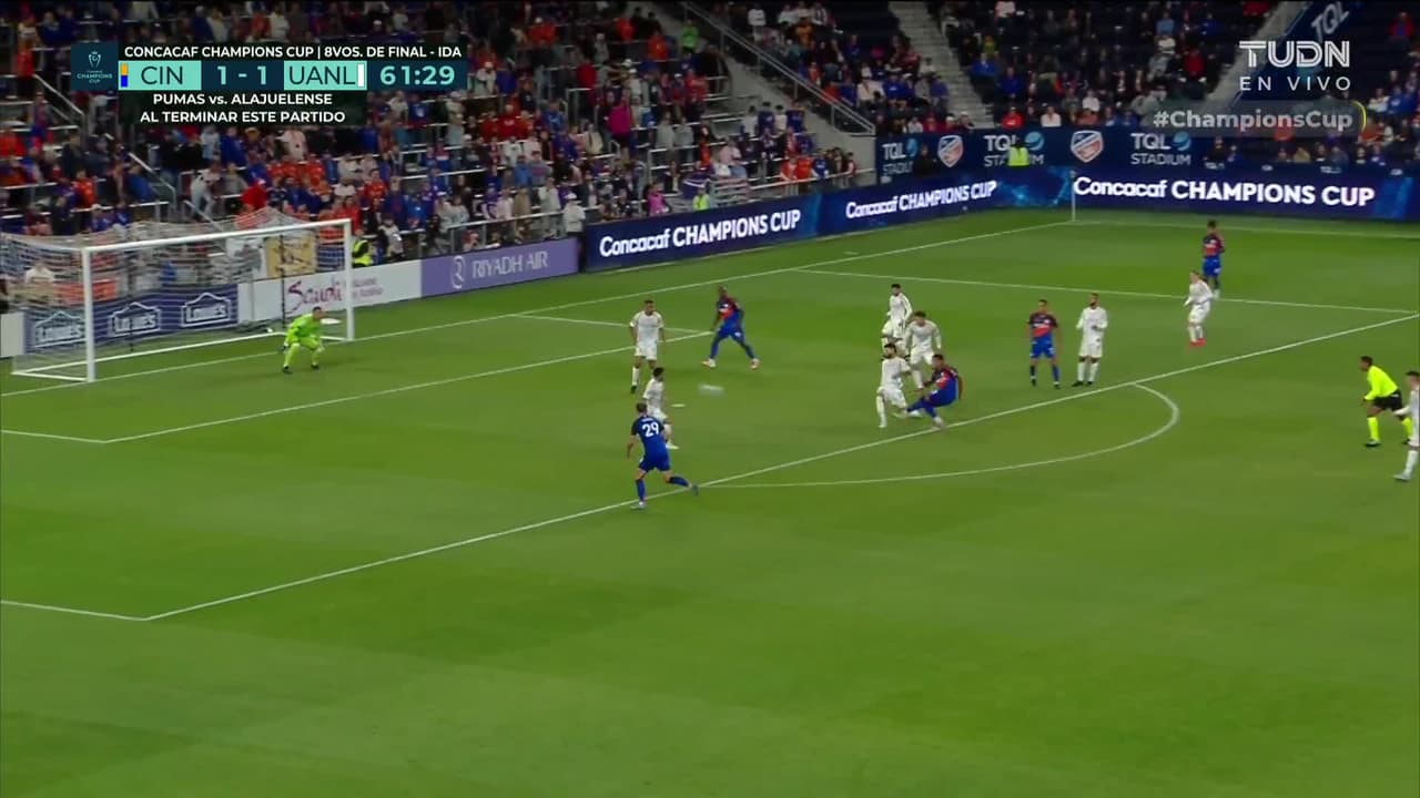 ¡TIRO ATAJADO! disparo por Evander.