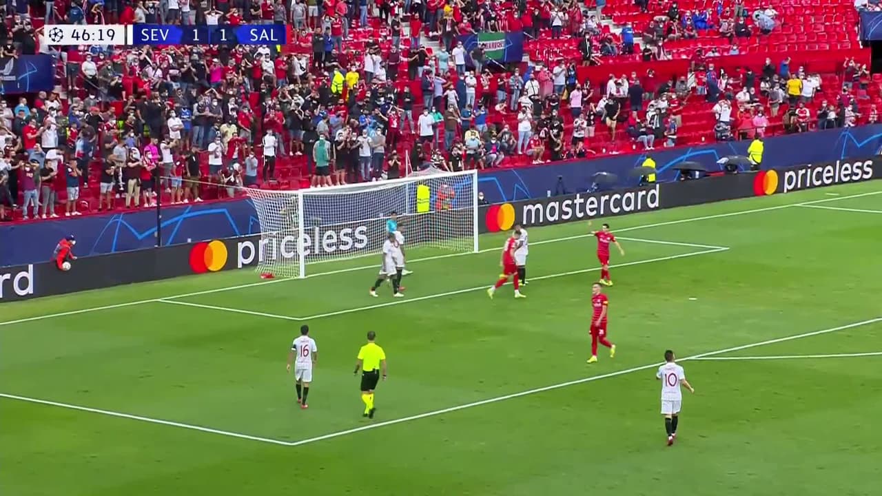 ¡TIRO ATAJADO! disparo por Benjamin Sesko.