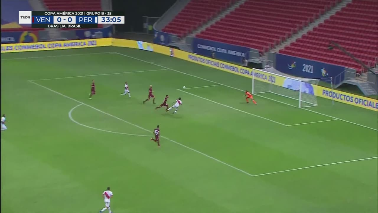 ¡Sin puntería! Lapadula desvía su cabezazo ante el arco de Faríñez