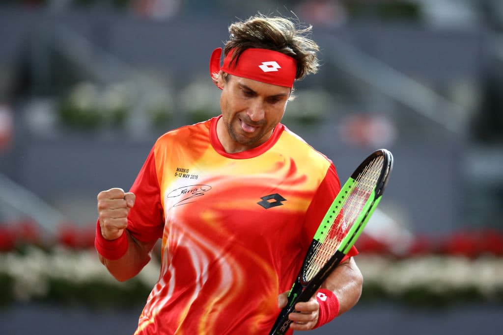 Este miércoles 8 de mayo de 2019 el tenista español David Ferrer se despidió oficialmente del tenis. El nacido en Alicante ganó 27 torneos a lo largo de su carrera, le fue esquivo un Grand Slam al quedarse en la Final del Abierto de Francia de 2013. Se apoderó con España de tres títulos de Copa Davis y será recordado como una de las raquetas más competitivas y profesionales de las últimas dos décadas. Ganó el 66.1 por ciento de sus matches. Estas son las imágenes de su último juego como profesional ante Alex Zverev en el Abierto de Madrid.