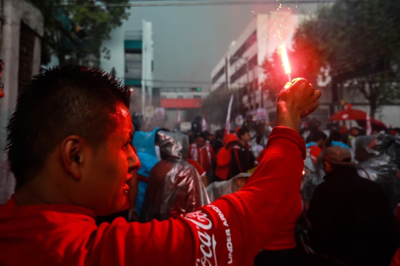 La alegría se encendió con los seguidores en su camino al estadio para enfrentar al Santos Laguna.