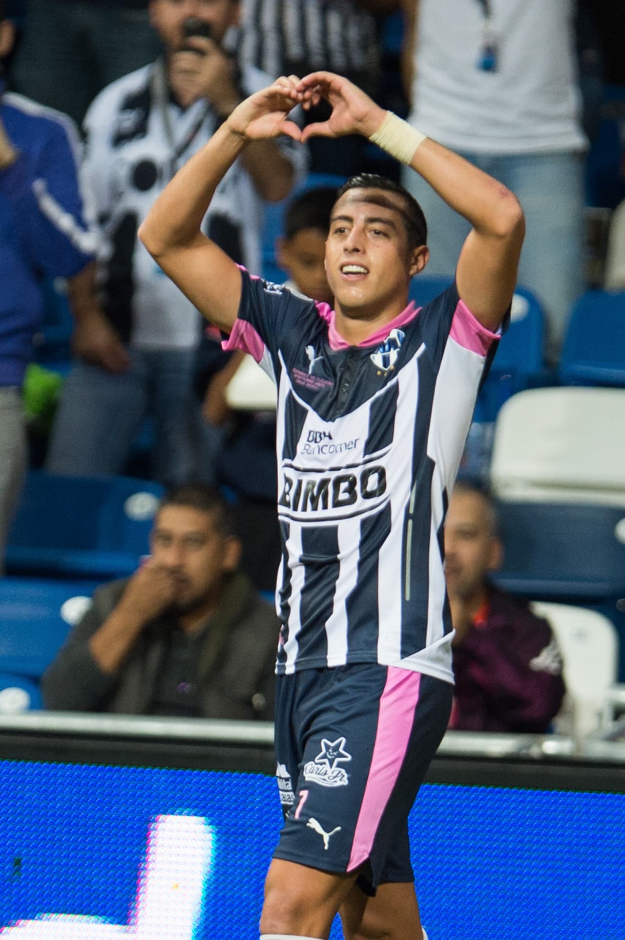 Con las buenas actuaciones del argentino Funes Mori, ha logrado borrar de las mentes de los Rayados al 'Chupete' Suazo, sus goles han opacado la trayectoria del chileno en Monterrey.