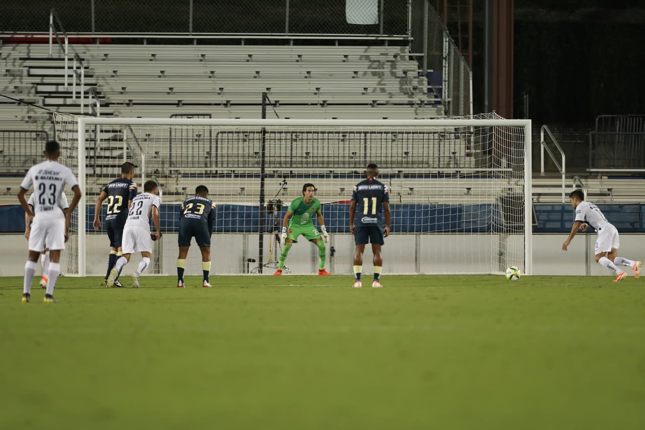 El segundo tanto se llegó por la vía del penalti, que fue cometido por Paul Aguilar
<b> </b>sobre Ignacio Malcorra
<b> </b>al 60’. El nuevo capitán de Pumas fue el encargado en ejecutar la pena máxima para aumentar la ventaja de los universitarios.
