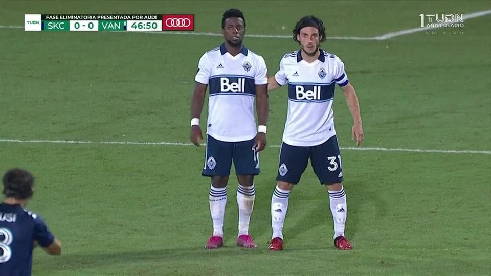 Theo Bair despeja el balón y aleja el peligro