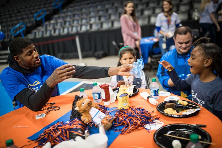 El Thunder recibió a 80 niños del Norman Boys and Girls Club para una cena servida por los jugadores, seguidos de juegos en la cancha.