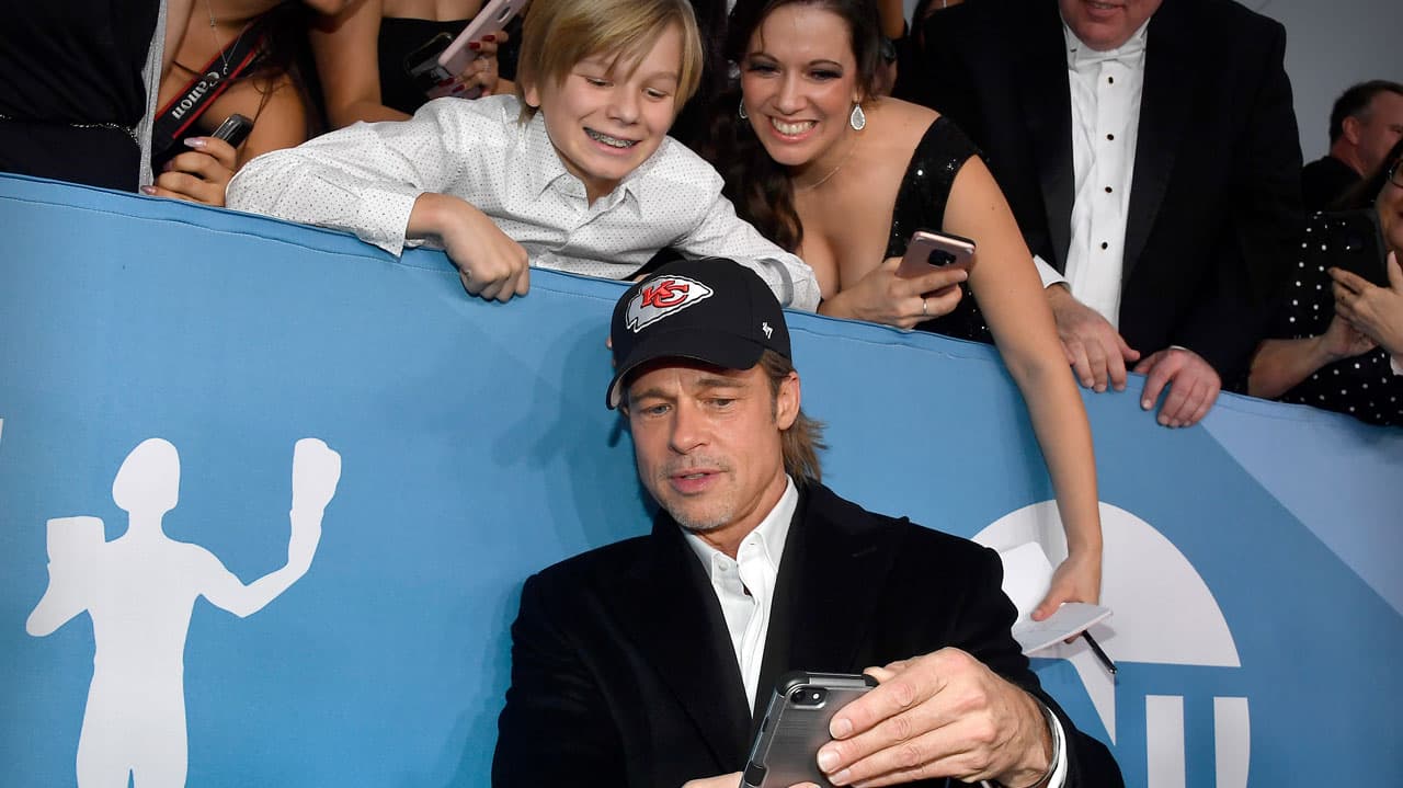 El actor estadounidense Brad Pitt, se puso una gorra de los Kansas City Chiefs, festejando su pase al Super Bowl en el partido que se jugará en Florida el próximo 2 de febrero.