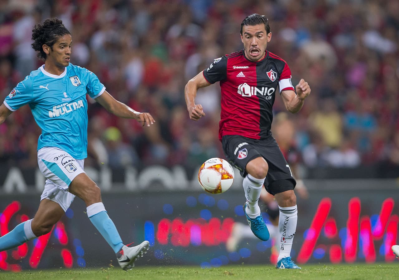 El capitán de Atlas, Juan Pablo Vigón (derecha), fue uno de los jugadores con mayor participación en el partido, además de fallar un penalti al minuto 83.