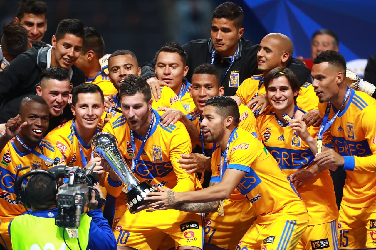 Es momento de celebrar. Seis meses de esfuerzos rinden los mejores frutos posibles y ahora es momento de disfrutar la gloria.