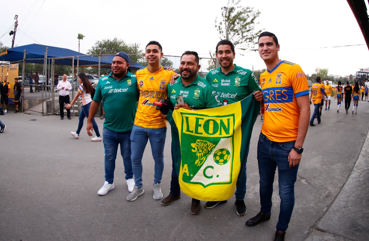 Aficionados de Tigres, mayoritariamente, y del León, tomaron por 'asalto' las inmediaciones del Estadio Universitario para atestiguar el juego de Ida de la Final del Clausura 2019 de la Liga MX en Monterrey. Se esmeraron y le pusieron un fantástico ambiente.