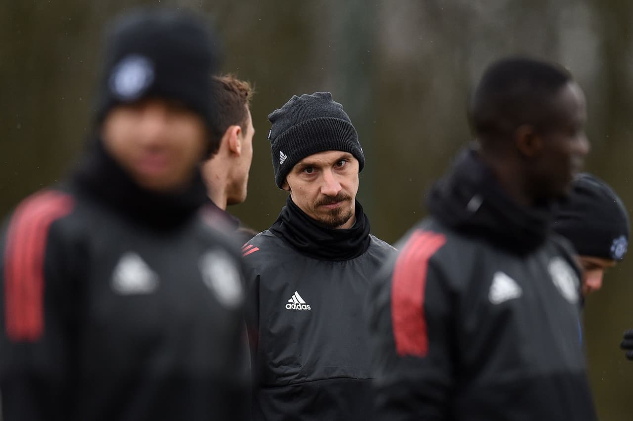 Manchester United's Swedish striker Zlatan Ibrahimovic (C) attends a team training session at the club's training complex near Carrington, west of Manchester in north west England on March 12, 2018, on the eve of their UEFA Champions League round of 16 second-leg football match against Sevilla. / AFP PHOTO / Oli SCARFF (Photo credit should read OLI SCARFF/AFP/Getty Images)