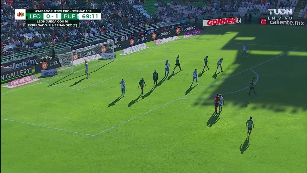 ¡CERCA! Maximiliano Araujo disparó que se estrella en el poste.