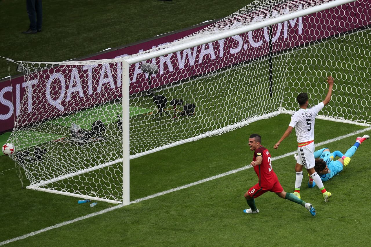 Al minuto 21, Portugal anotó el primer gol, pero el tanto fue anulado ya que la repetición instantánea mostró un claro fuera de juego en la acción previa.