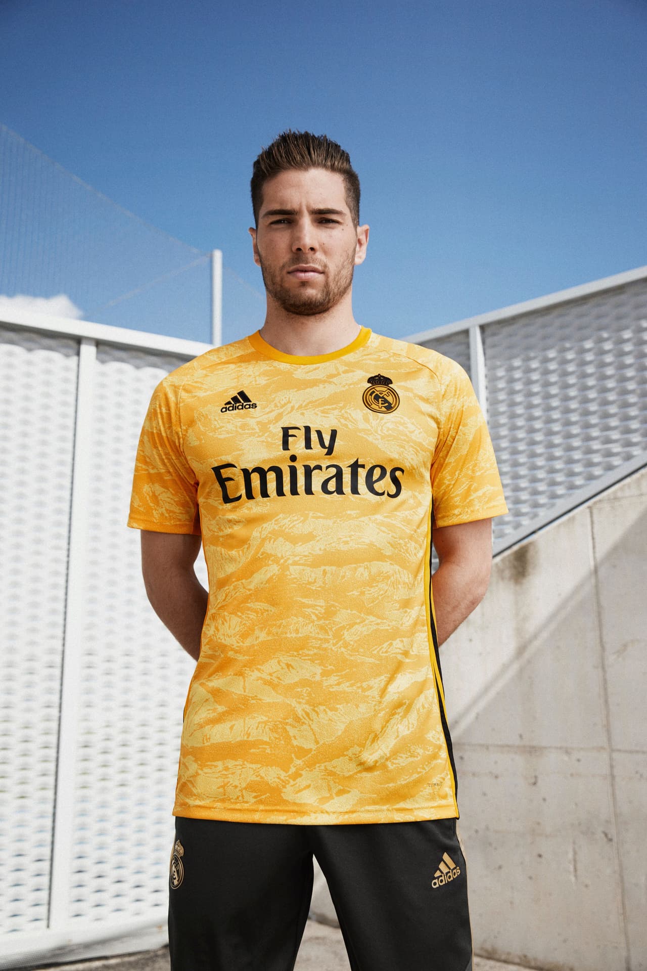 Ya es oficial: el Real Madrid vuelve a combinar su blanco tradicional con los detalles dorados como aquella playera de la temporada 2011/12. Este jersey, muy sencillo, fue presentado por los jugadores del primer equipo en las redes sociales del club.