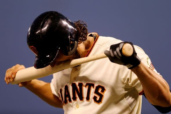 El lanzador Madison Bumgarner fue otra de las grandes figuras de la Serie Mundial, aquí lo vemos mordiendo el bat tras ser ponchado.