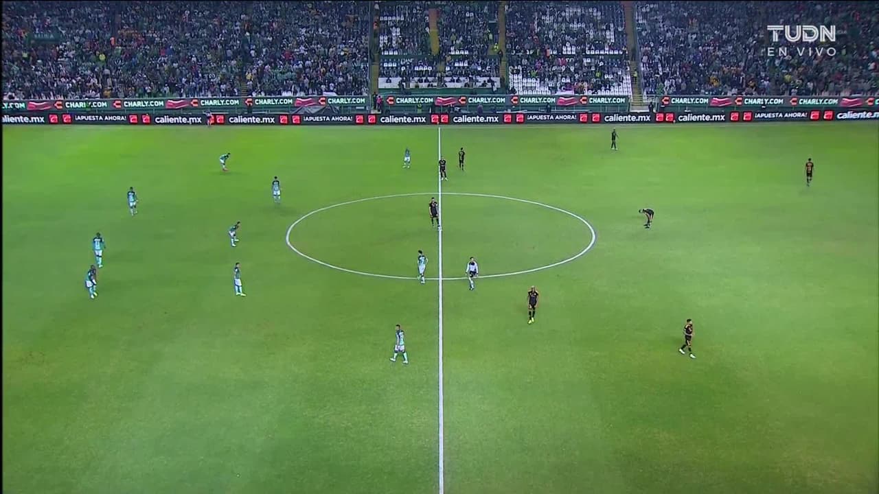 Arranca el partido y la pelota está en juego.