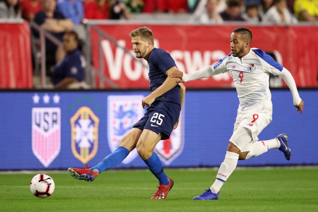 También el defensor Walker Zimmerman anotó su segundo gol en cinco partidos con EEUU, a los 80 minutos, a pase de Nick Lima, otro que debutaba.