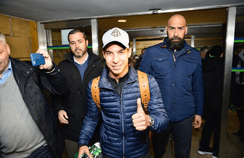 Todo ha sido tan rápido en el proceso de marcha de Diego Lainez hacia el fútbol español, que parece que va a toda velocidad lo que sucede a su alrededor. El más claro ejempo: ya está en España.