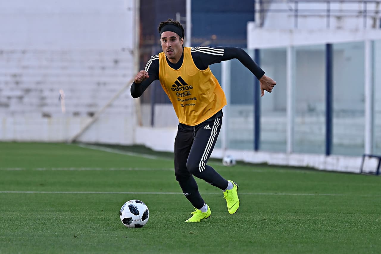 Aquí, por ejemplo, vemos un mediocampista inédito, como el caso del portero del Standard Liege Guillemo Ochoa, quien se ve raro sin sus guantes de guardameta.