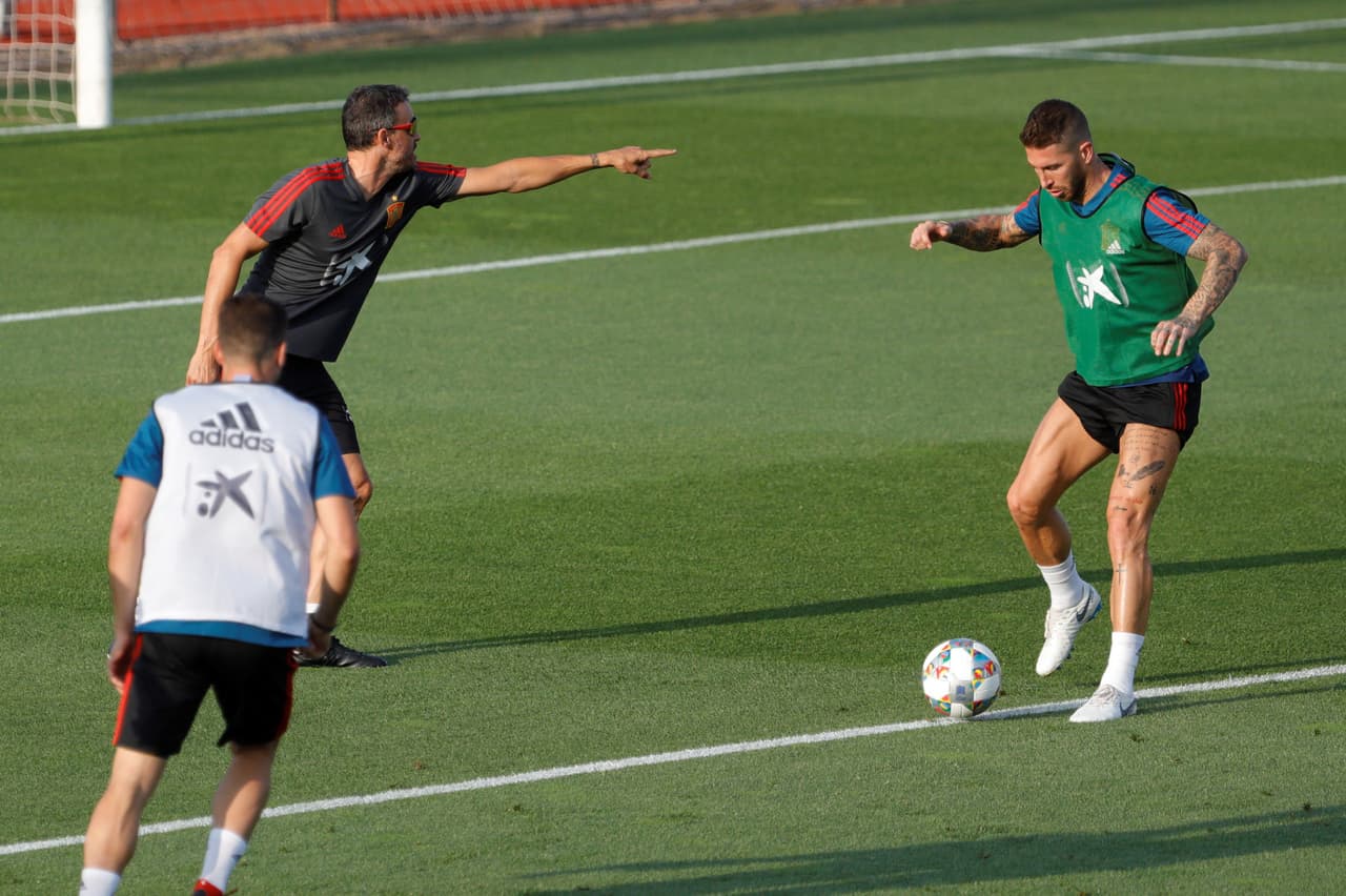 A Luis Enrique se le vio muy activo en la sesión impartiendo órdenes a diestra y siniestra.