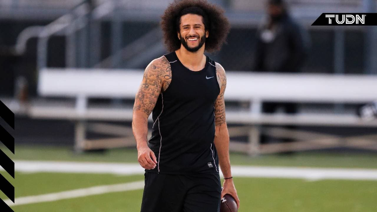 Colin Kaepernick se muestra en una sede distinta a funcionarios NFL