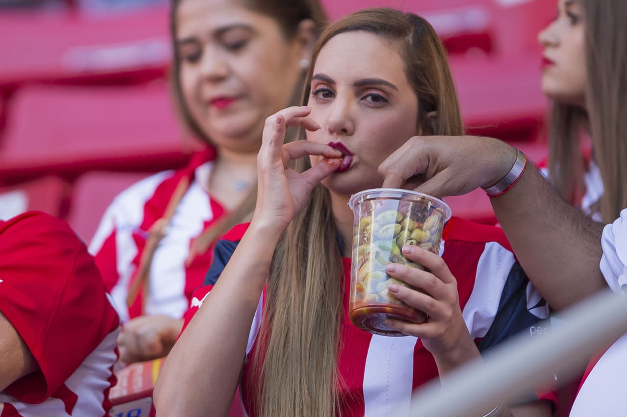 En los alrededores el estadio Akron la alegría y emoción la pusieron los aficionados de las Chivas que entusiasmados por un nuevo título de su equipo llegaron en gran número para ver la final de la Concacaf Liga de Campeones ante Torotno F.C.