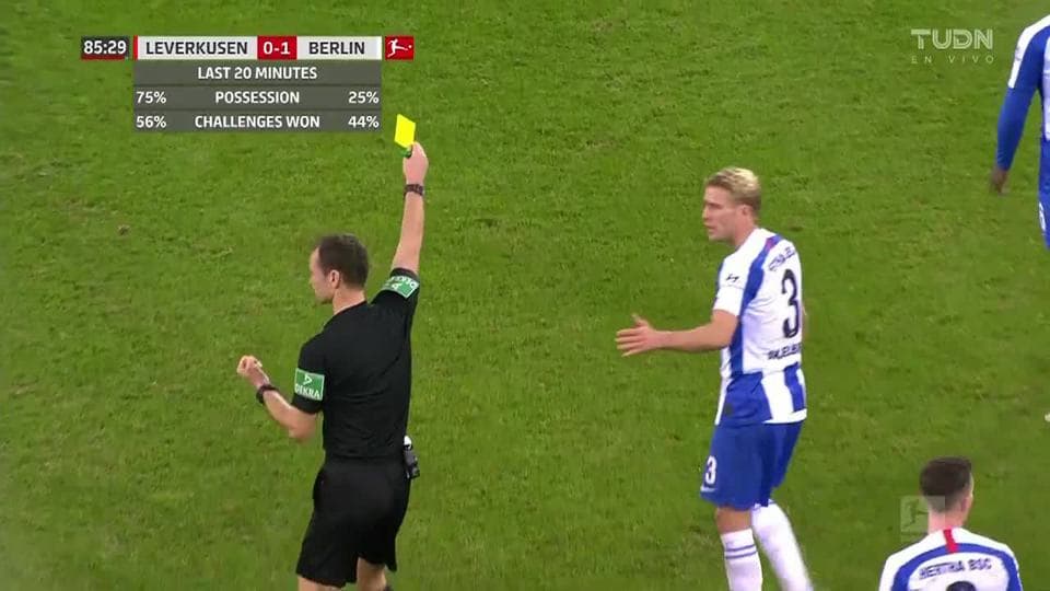 Tarjeta amarilla. El árbitro amonesta a Javairô Dilrosun de Hertha BSC